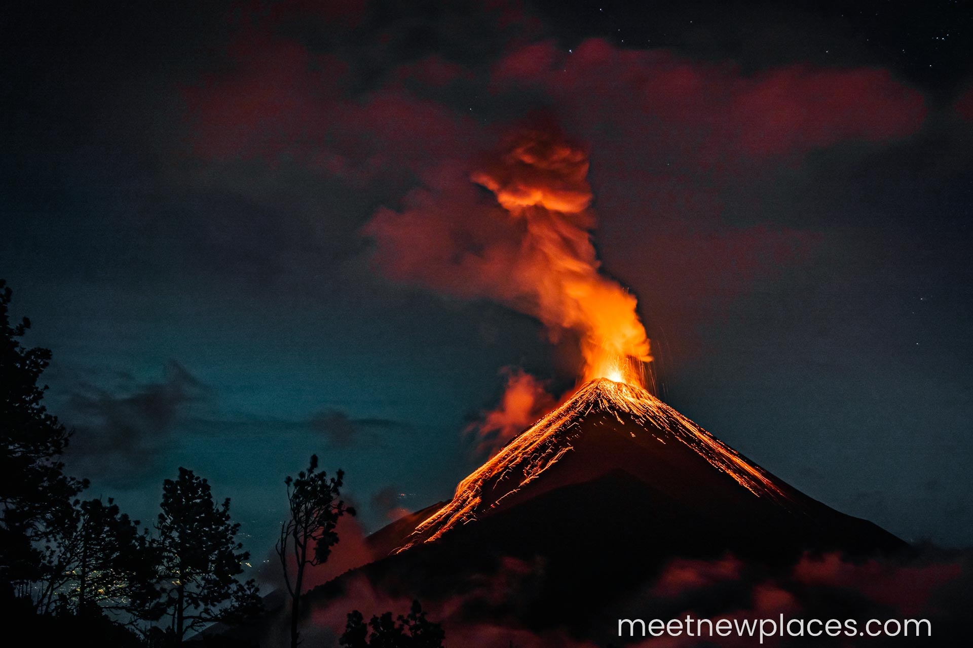 guatemala-vulcano-fuego-errupting-by-night-full-moon