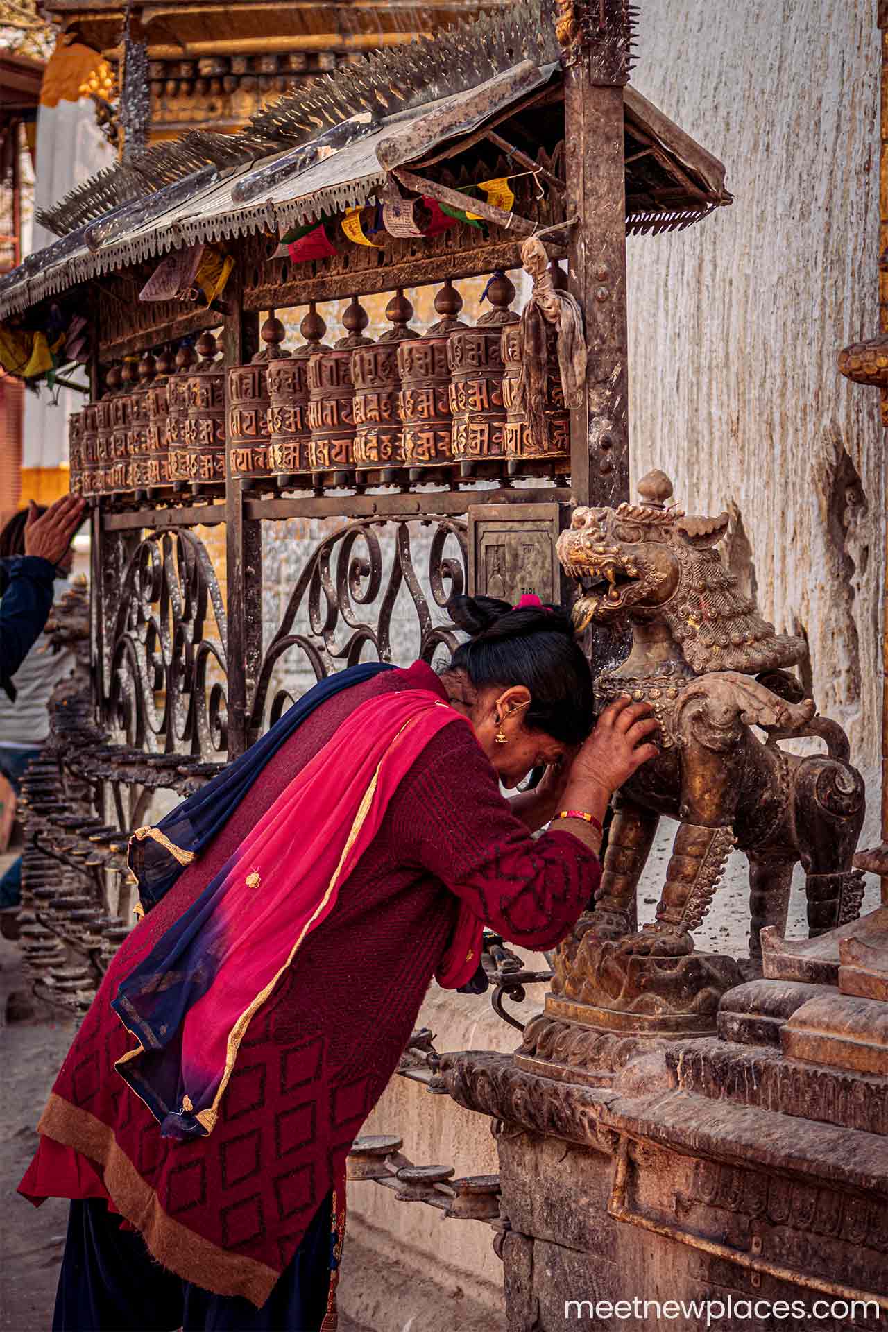 nepal-kathmandu-women-prey-tempel