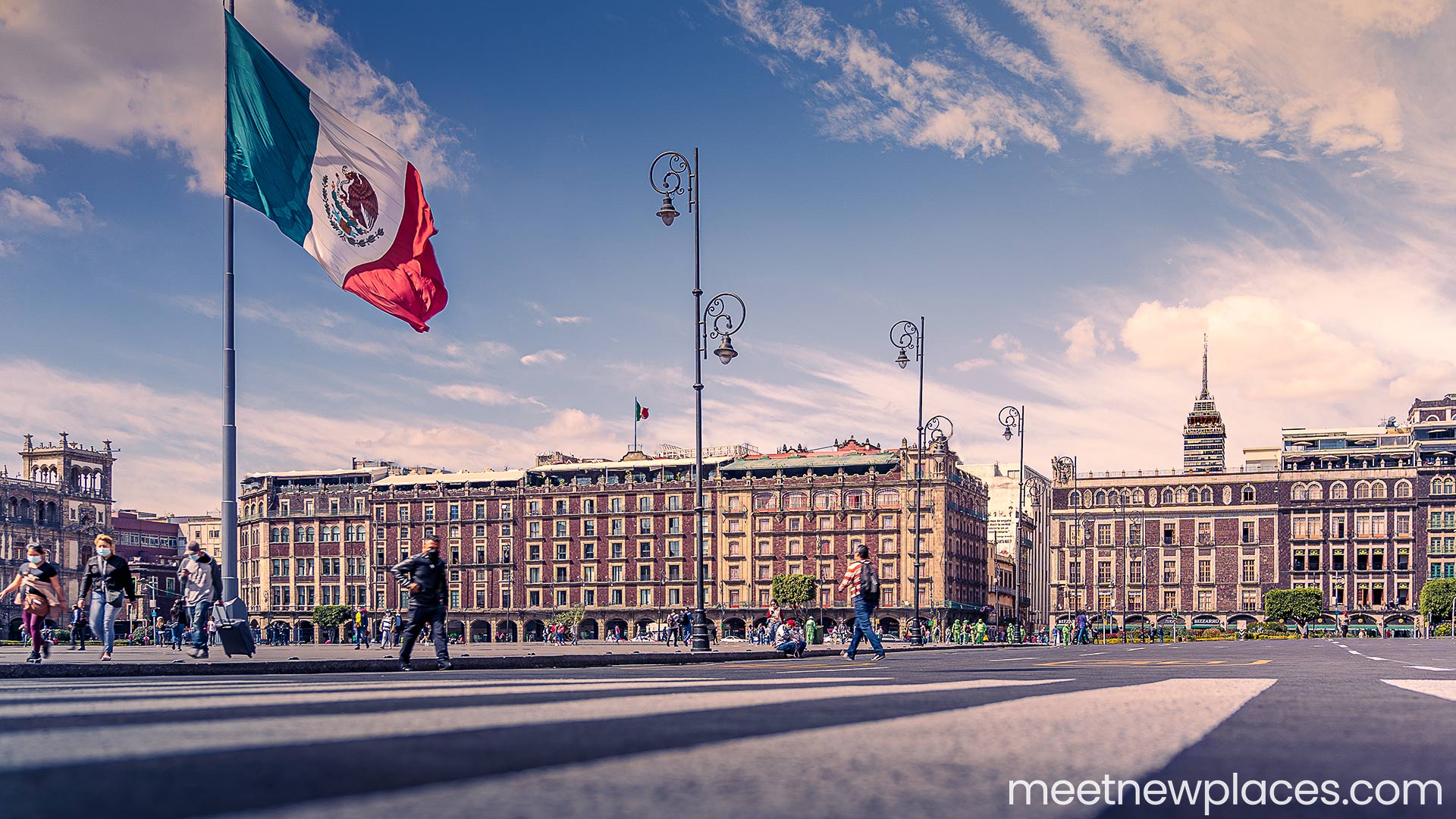 mexico-city-zocalo-flag-tore