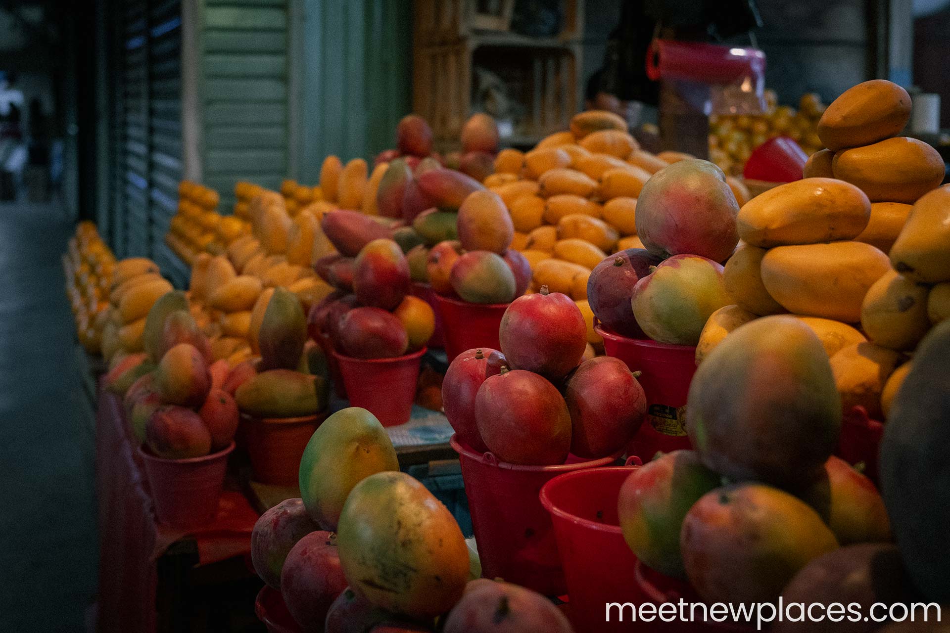 mexico-san-cristobal-market-yellow-and-red-fruits-1920x1280 mexico-city-zocalo-flag-tore
