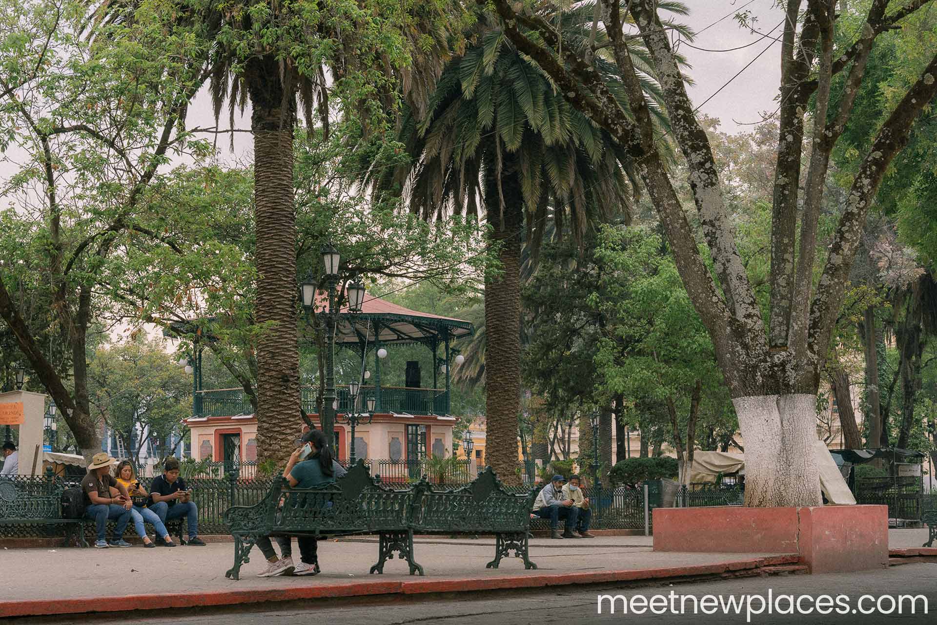 mexico-san-cristobal-plaza-de-31-marzo-benches-1920x1280
