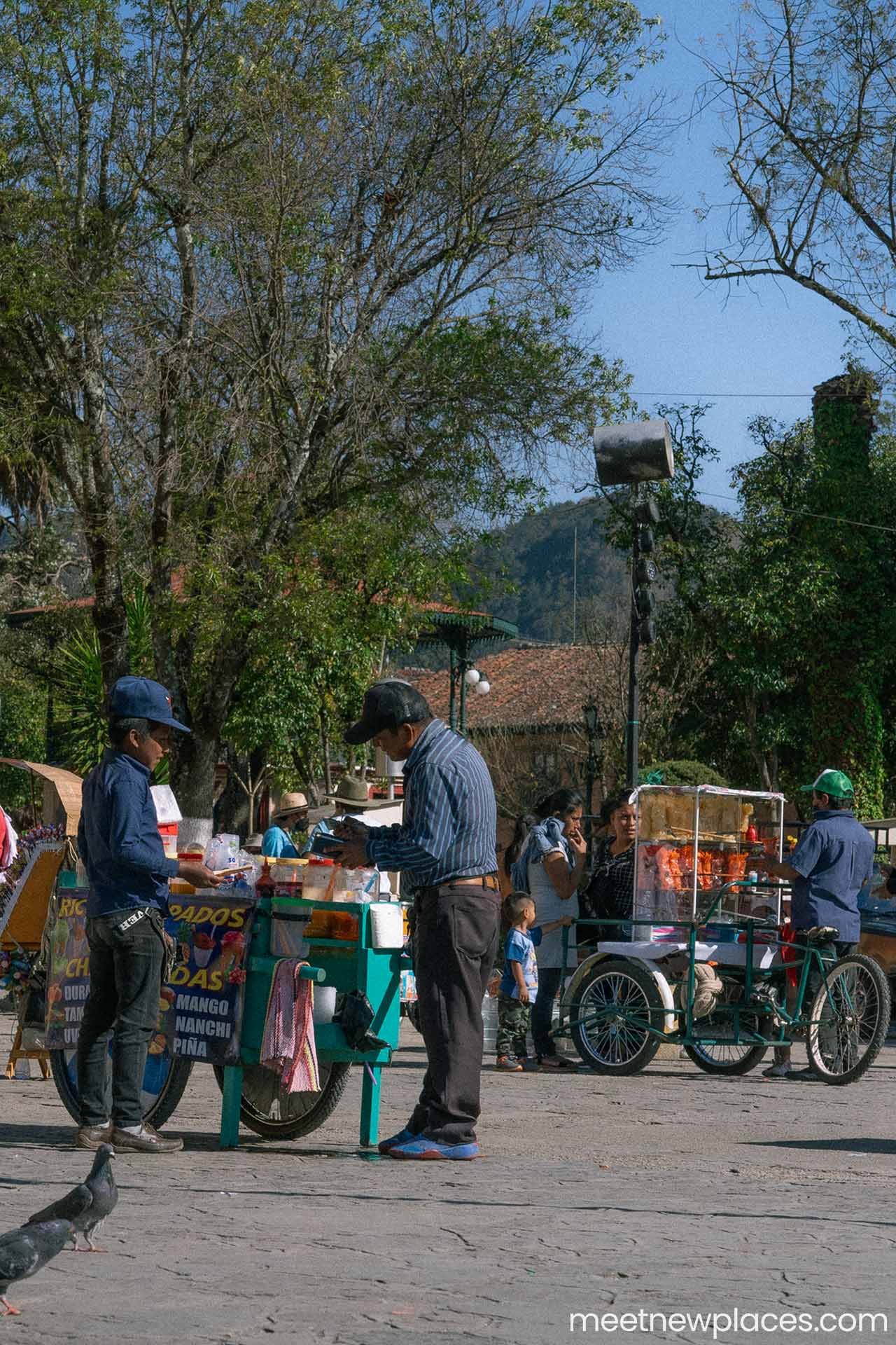mexico-san-cristobal-plaza-de-la-paz-street-vendors-left-1280x1920