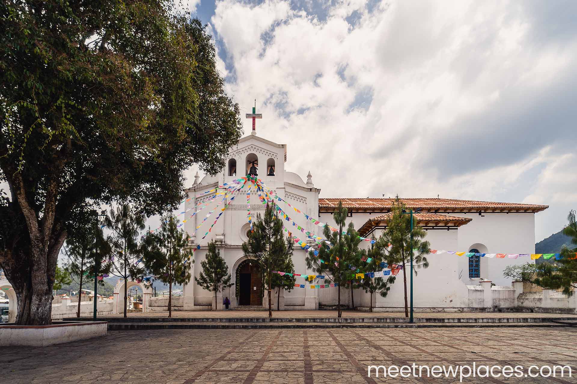 mexiko-san-christobal-x-outside-church-3x2-1920x1280