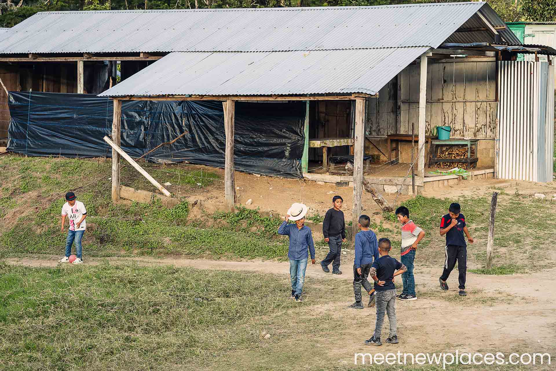 mexiko-la-trinitaria-tziscao-boarder-kids-playing-soccer-3x2-1920x1280