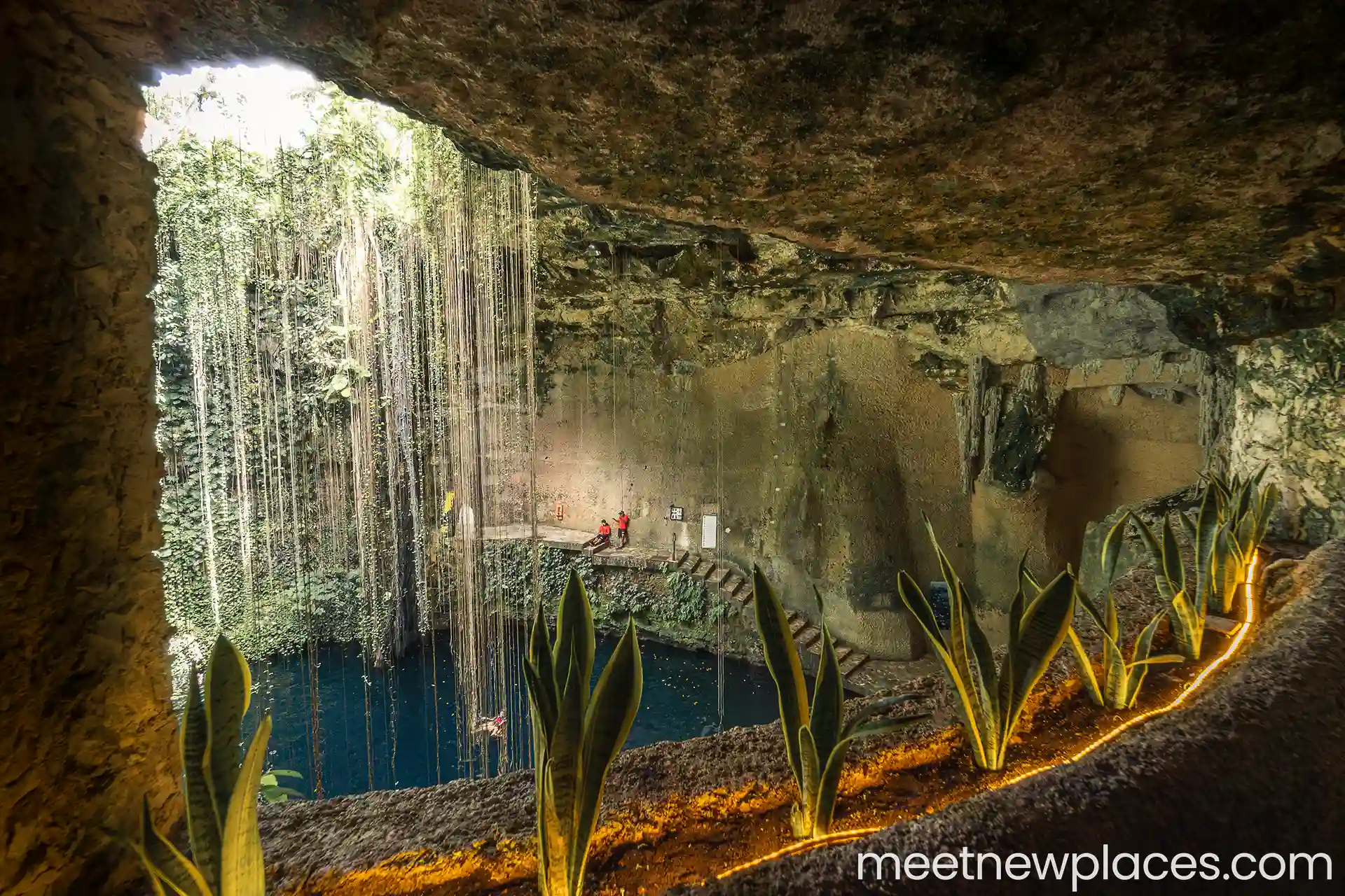 mexico-chichen-itza-cenote-ik-kil-inside-1-1920x1280