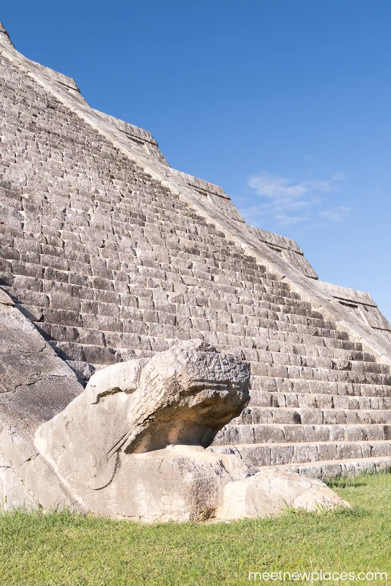 mexico-chichen-itza-details-of-temple-of-kukulkan-1280x1920