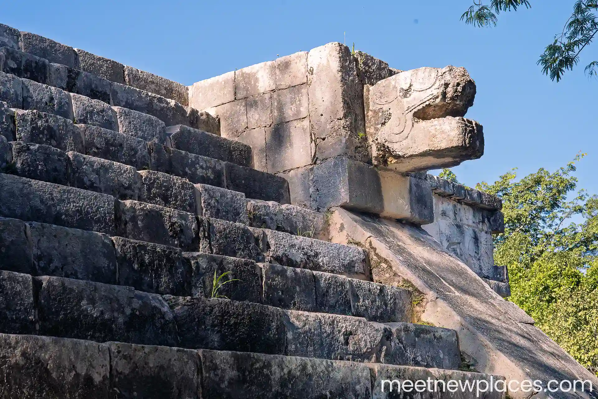 mexico-chichen-itza-temple-3-details-1920x1280 mexico-city-zocalo-flag-tore