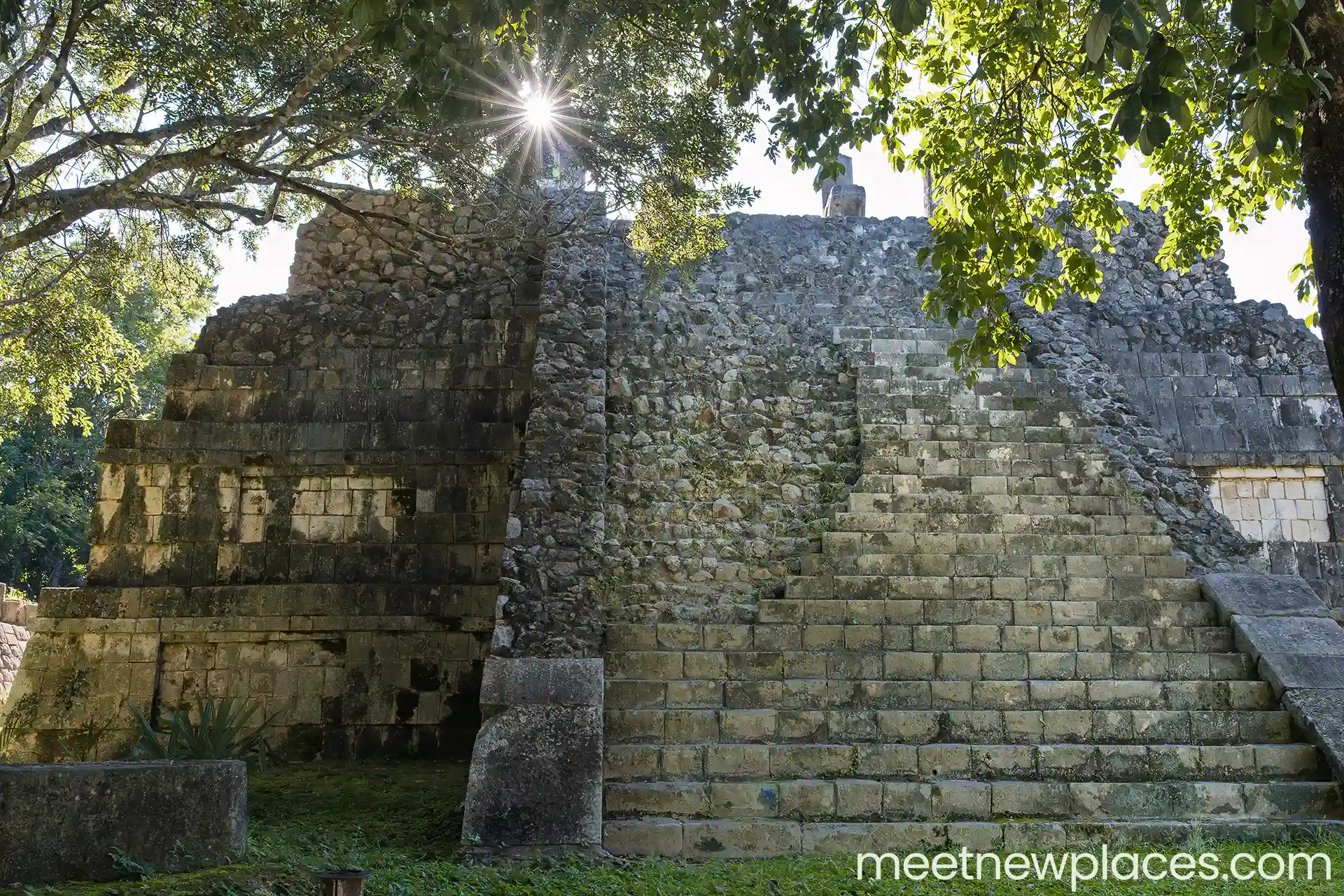 mexico-chichen-itza-templo-de-las-grandes-mesas-1920x1280 mexico-city-zocalo-flag-tore