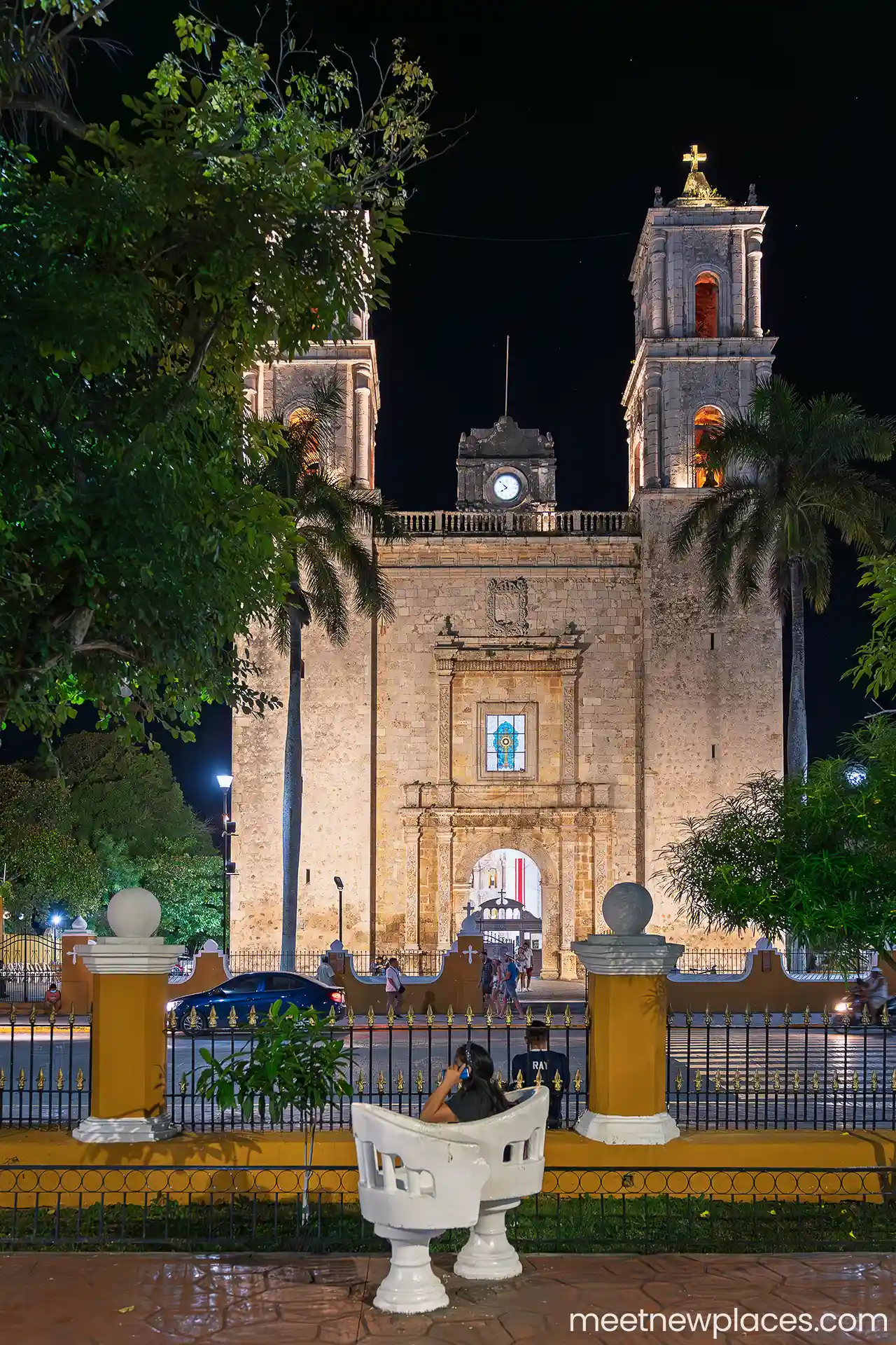 mexico-valladolid-Iglesia-de-San-Servacio-night-11280x1920