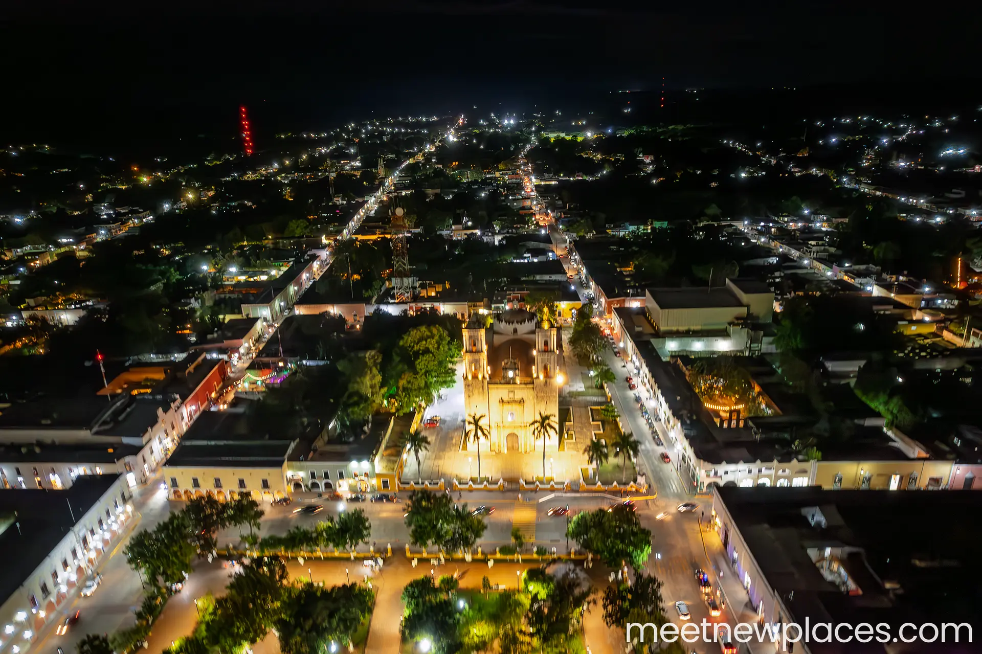 mexico-valladolid-birdview-night-1920x1280 mexico-city-zocalo-flag-tore