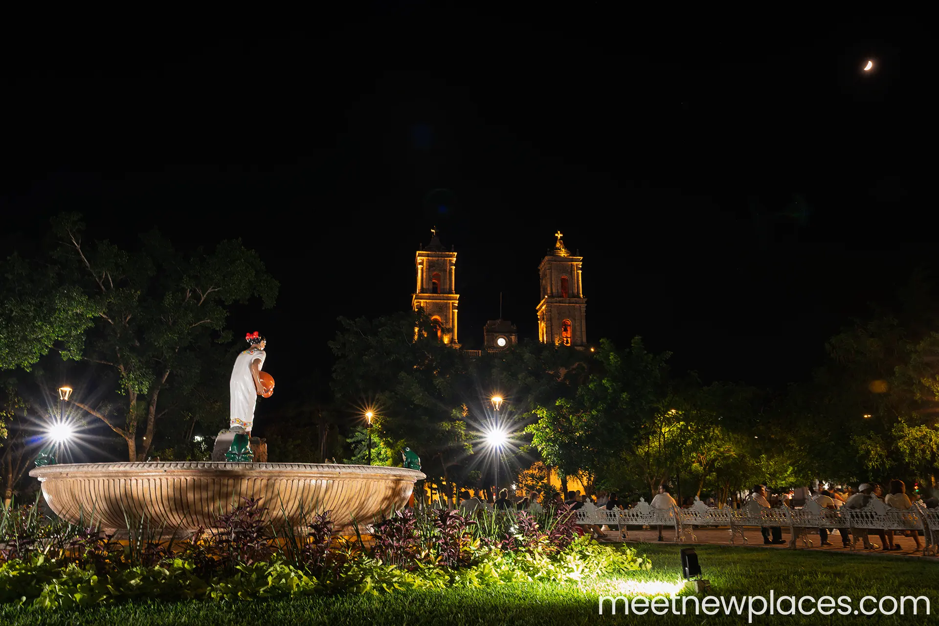 mexico-valladolid-fuente-la-mestiza-night-1920x1280 valladolid plaza mayor