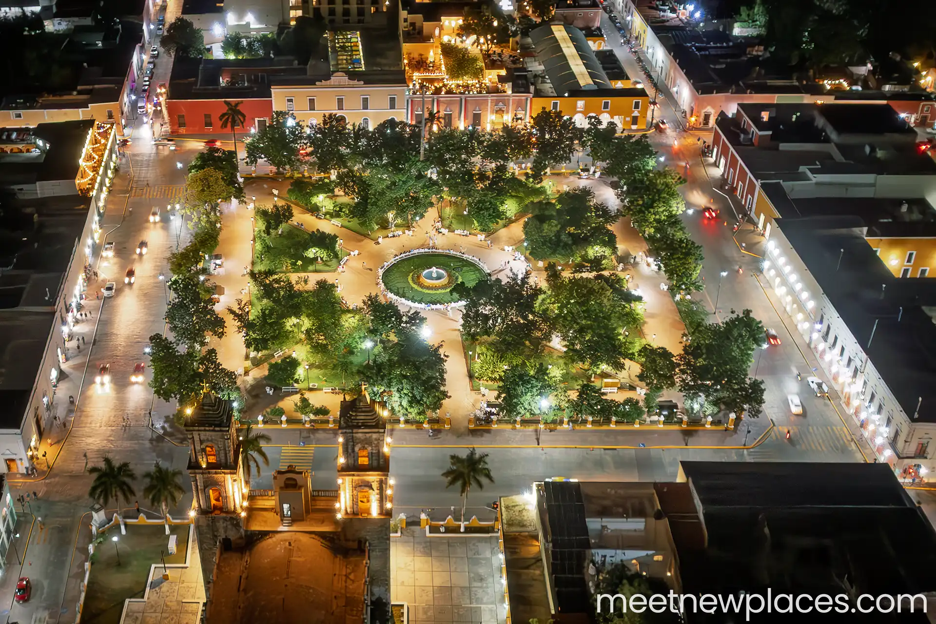 mexico-valladolid-plaza-mayor-birdview-night-1920x1280 mexico-city-zocalo-flag-tore