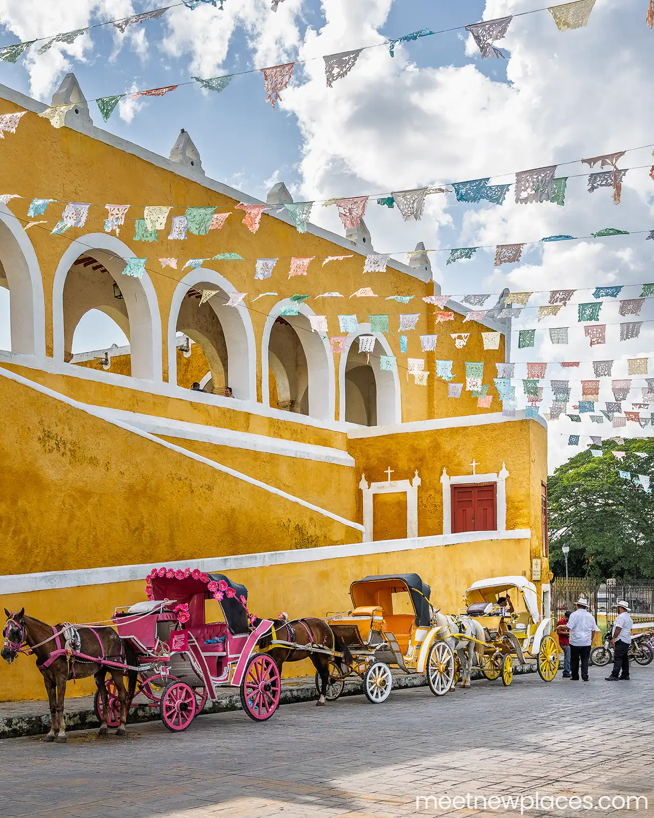 mexico-city-zocalo-flag-tore
