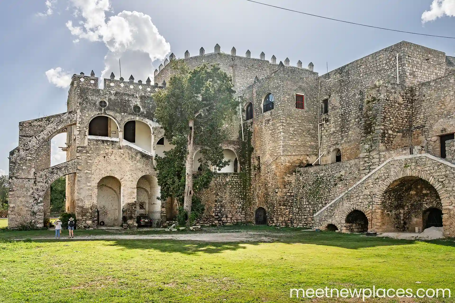 mexico-city-zocalo-flag-tore