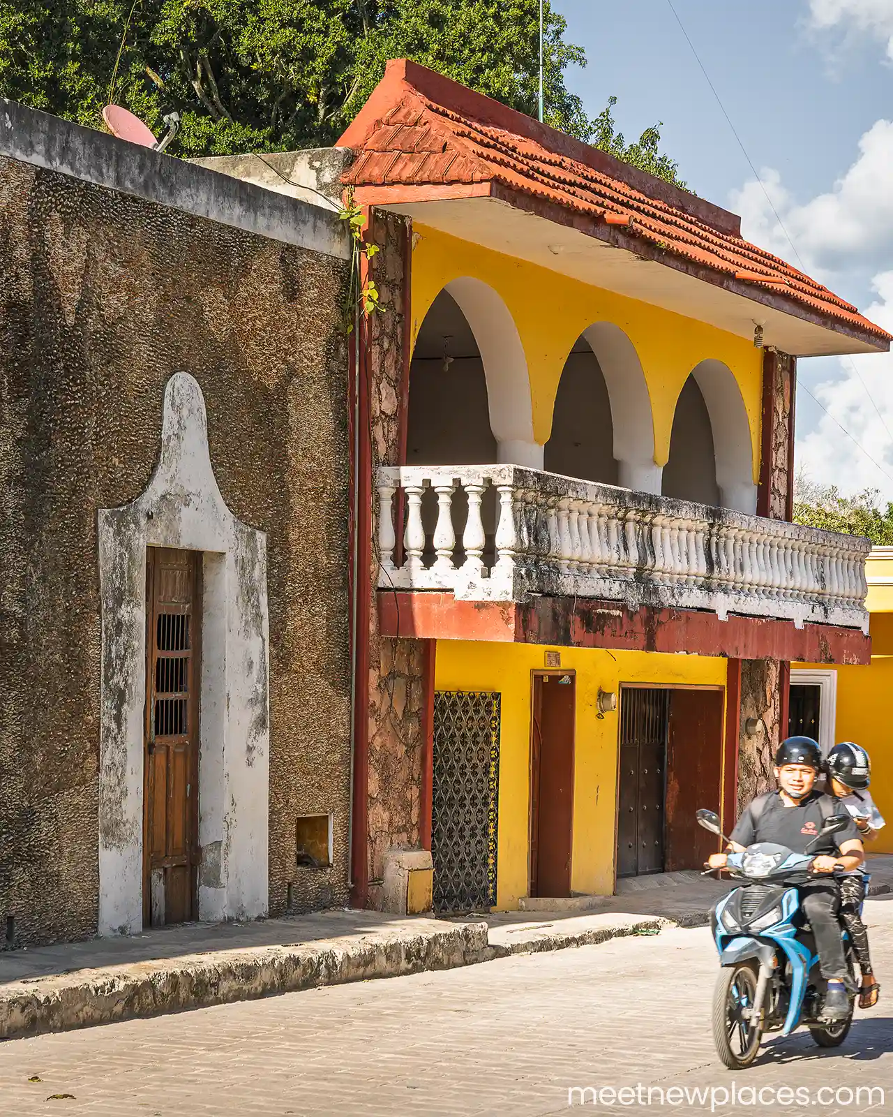 mexico-city-zocalo-flag-tore