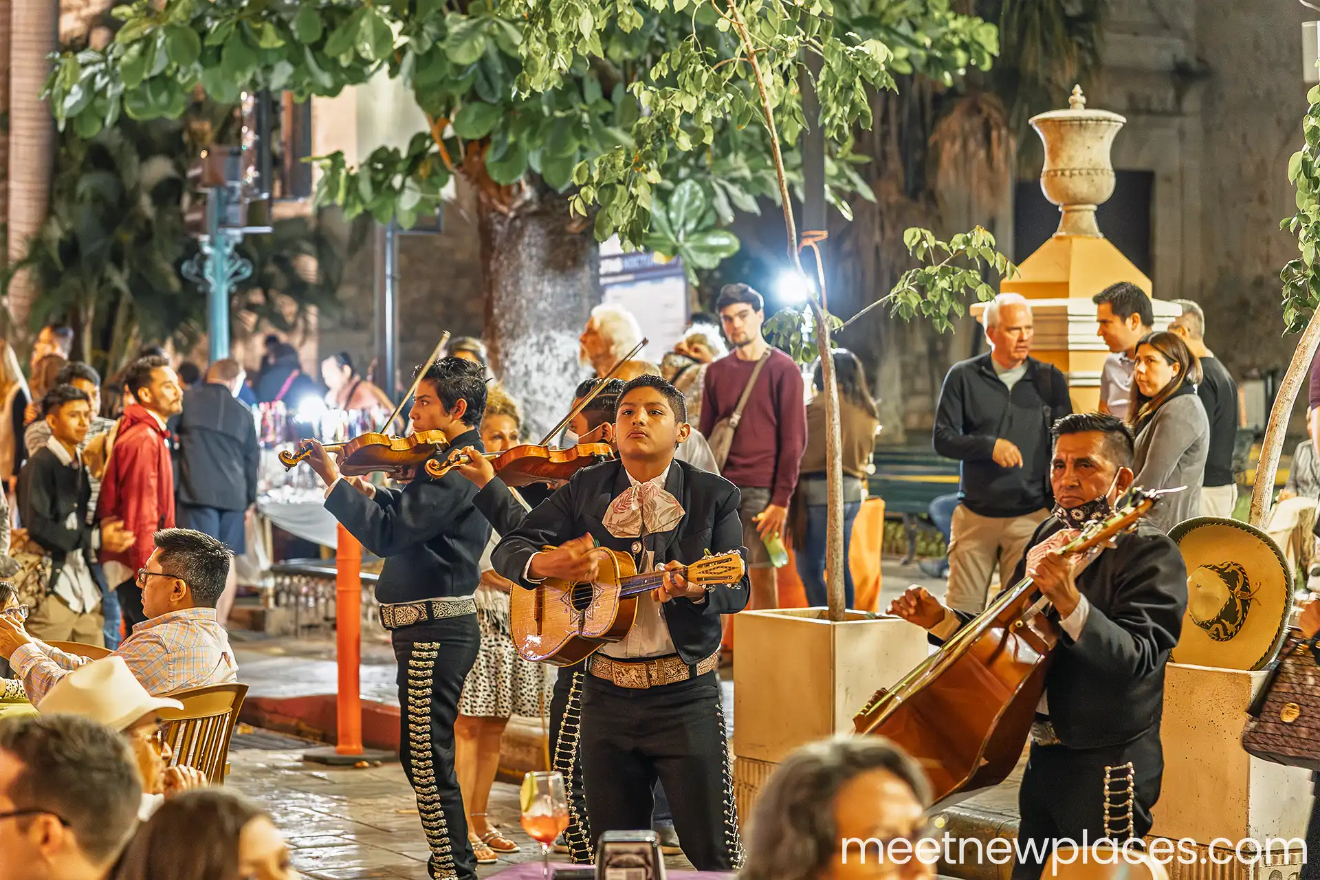 mexico-city-zocalo-flag-tore
