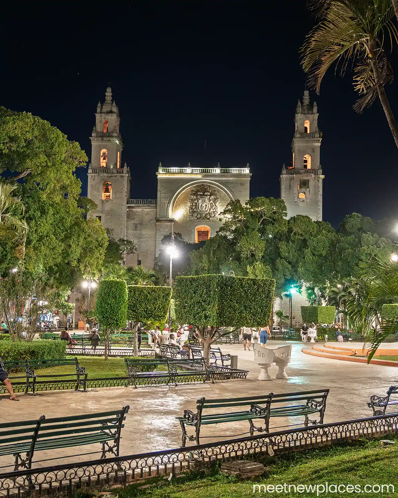 mexico-city-zocalo-flag-tore