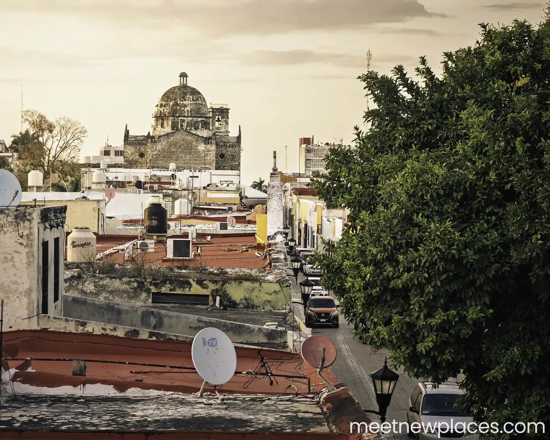 mexico-city-zocalo-flag-tore