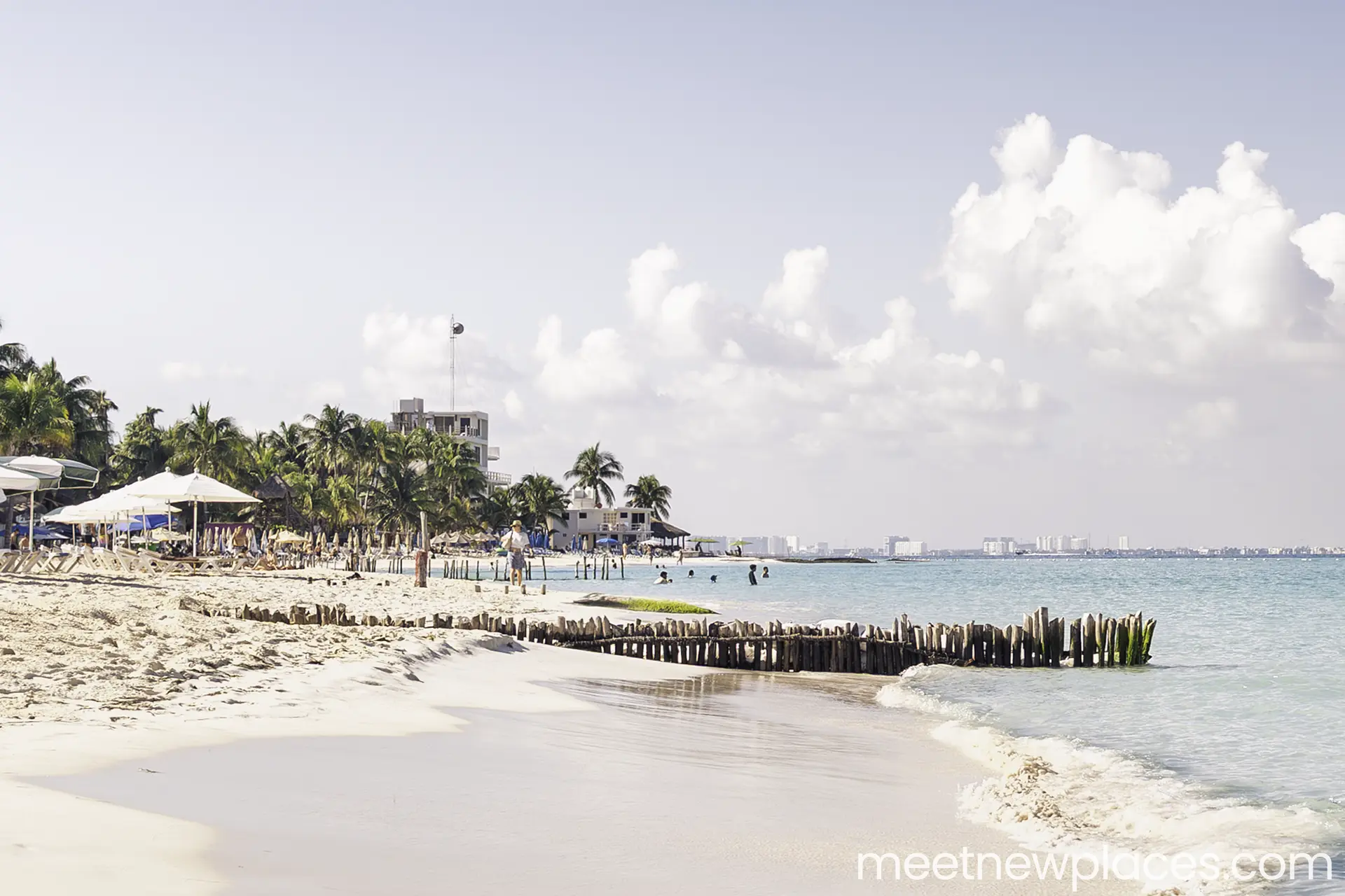 mexico-city-zocalo-flag-tore