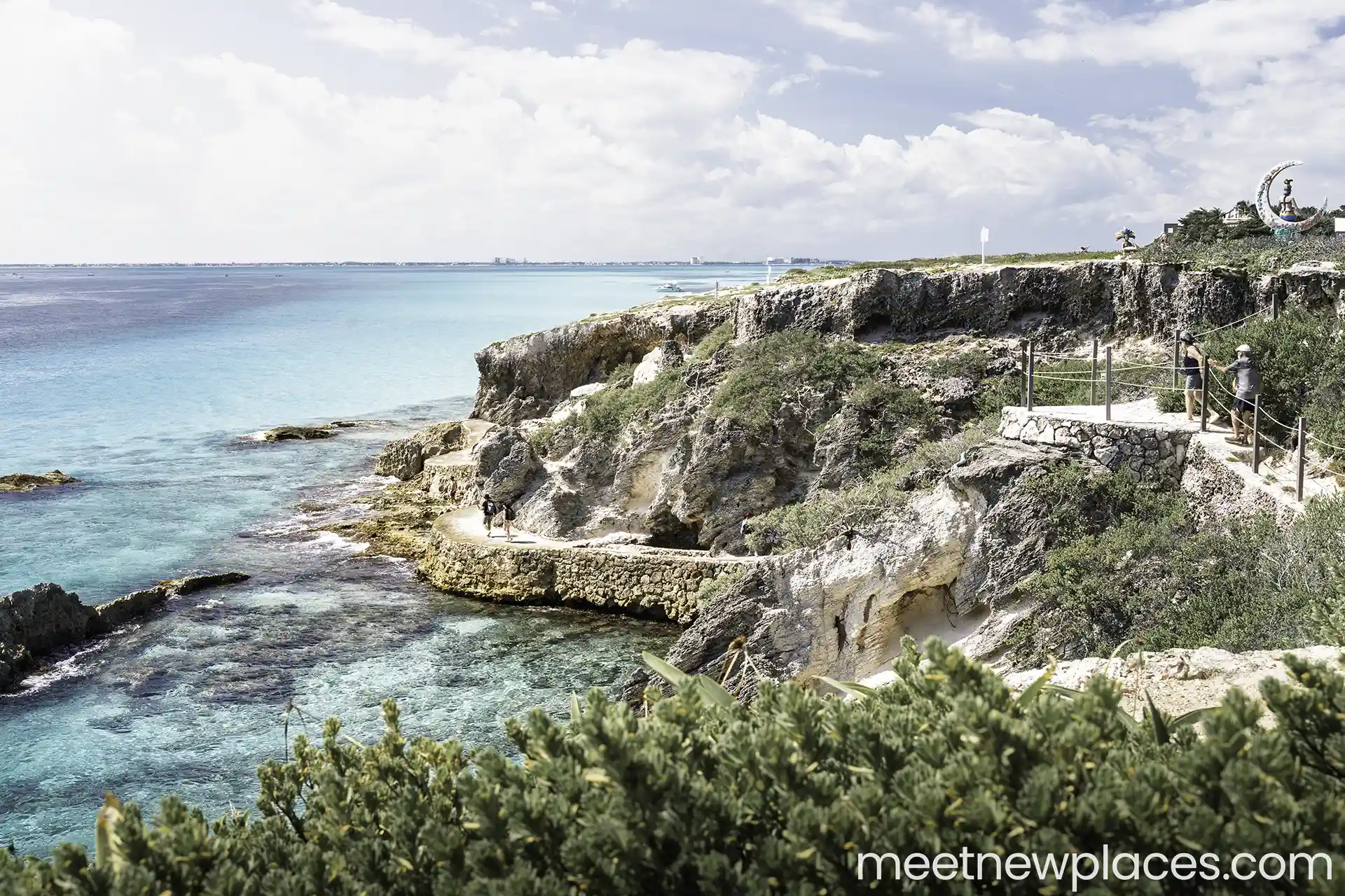 mexico-city-zocalo-flag-tore
